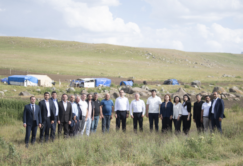 Kənd təsərrüfatı naziri Kəlbəcərdə təsərrüfatlara baş çəkib, fermerlərlə görüşüb