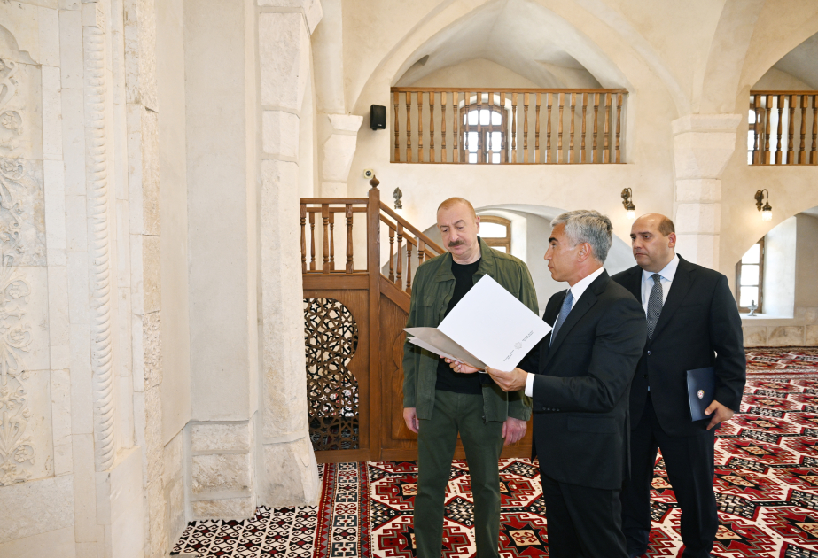 El Presidente Ilham Aliyev asiste a la inauguración de la mezquita histórica restaurada en la aldea de Giyasli, distrito de Aghdam