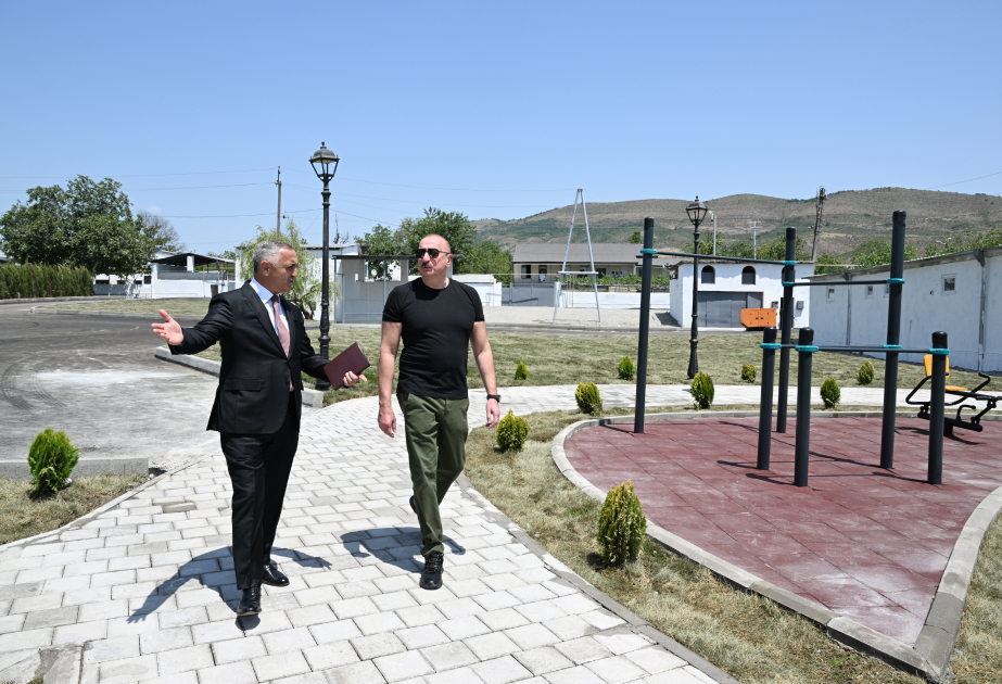 El Presidente Ilham Aliyev inspeccionó los trabajos de restauración en la aldea Tazabina del distrito de Joyalí