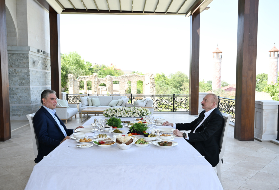 伊利哈姆·阿利耶夫总统与库尔班古力·别尔德穆哈梅多夫在舒沙共进午餐