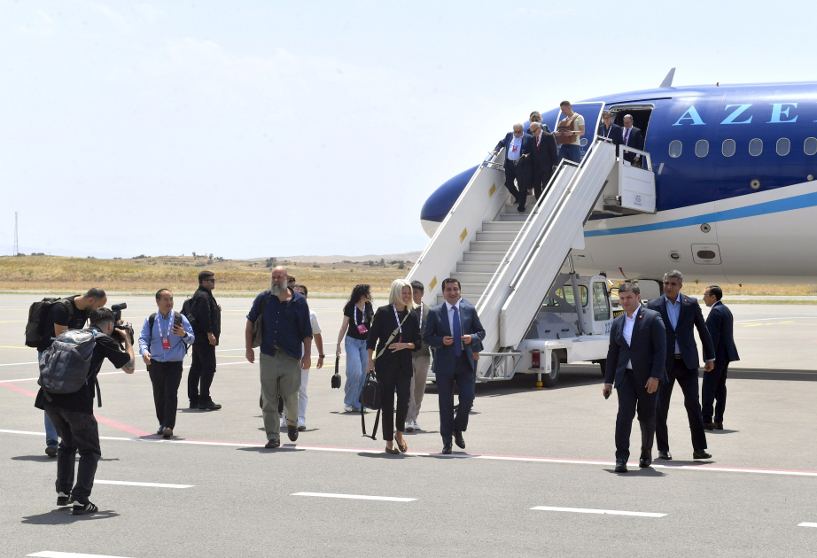 Teilnehmer des Globalen Medienforums in Schuscha treffen in der Region Füsuli ein VIDEO