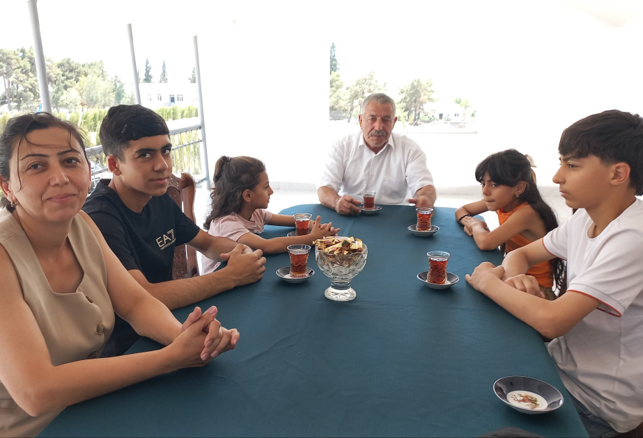 Təzəbinə sakini: Prezidentin bizimlə görüşü bir sevincimizi iki etdi