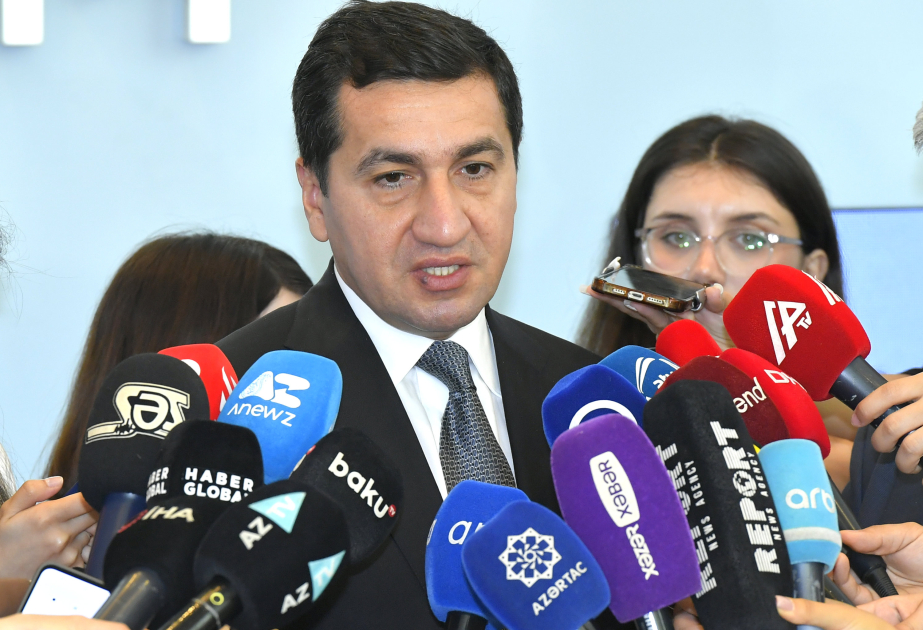 Hikmat Hajiyev: Es wird darüber gesprochen, dass professionelle Journalisten von der Künstlichen Intelligenz auf manipulative Weise beeinflusst werden könnten