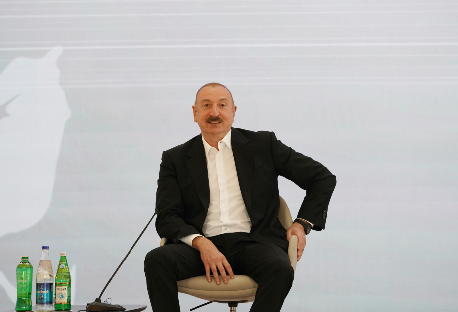 الرئيس إلهام علييف: ينبغي أن تكون القوانين والمعايير المنبثقة عن القانون الدولي ضمانة الثقة بين أذربيجان وأرمينيا