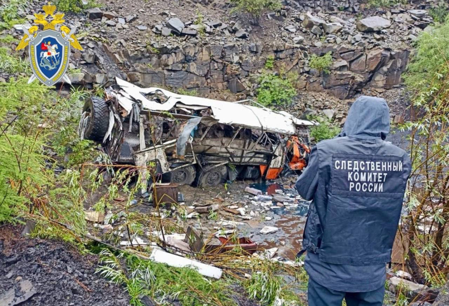 В Якутии в результате опрокидывания вахтового автобуса погибли 13 человек