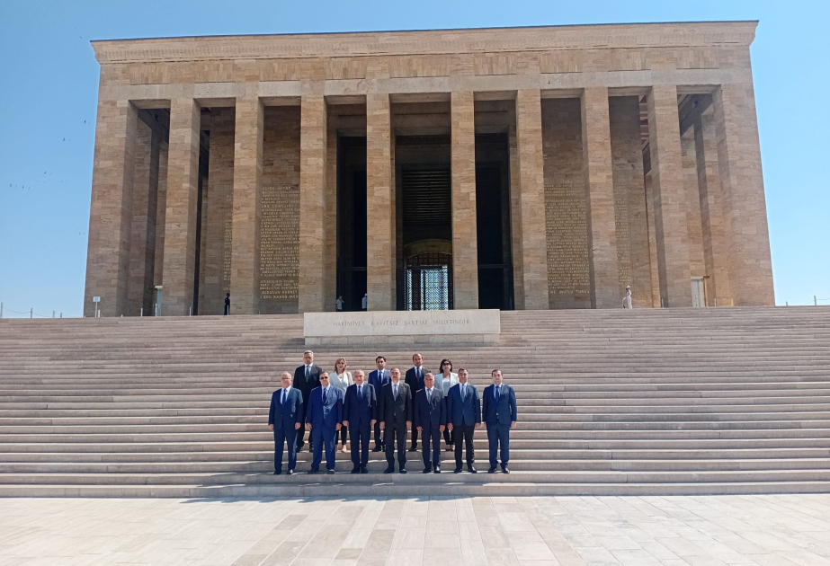 Azərbaycan Baş Prokurorluğunun nümayəndə heyəti Atatürkün xatirəsini anıb