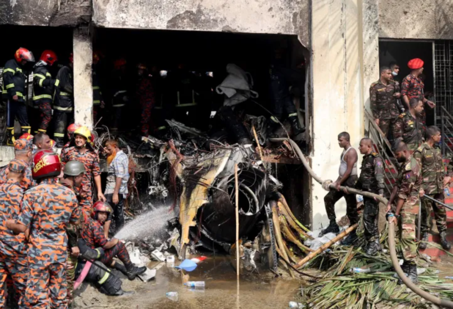 Bangladesh : 19 morts dans le crash d'un avion de l'armée de l'air