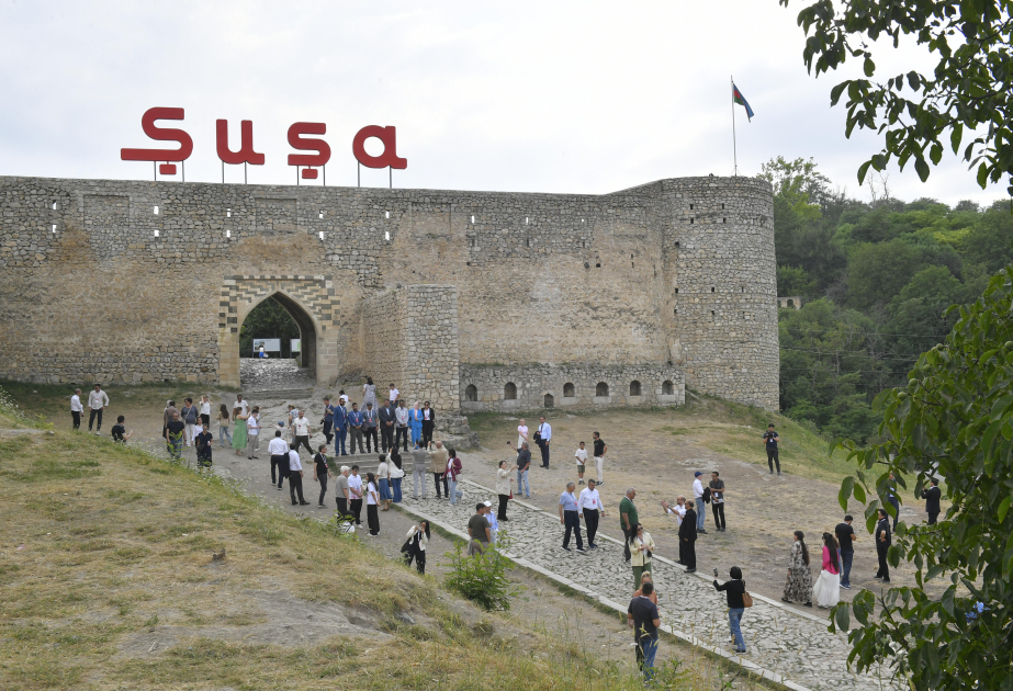 Participantes del III Foro Global de Medios de Comunicación de Shusha visitan sitios históricos de la ciudad
