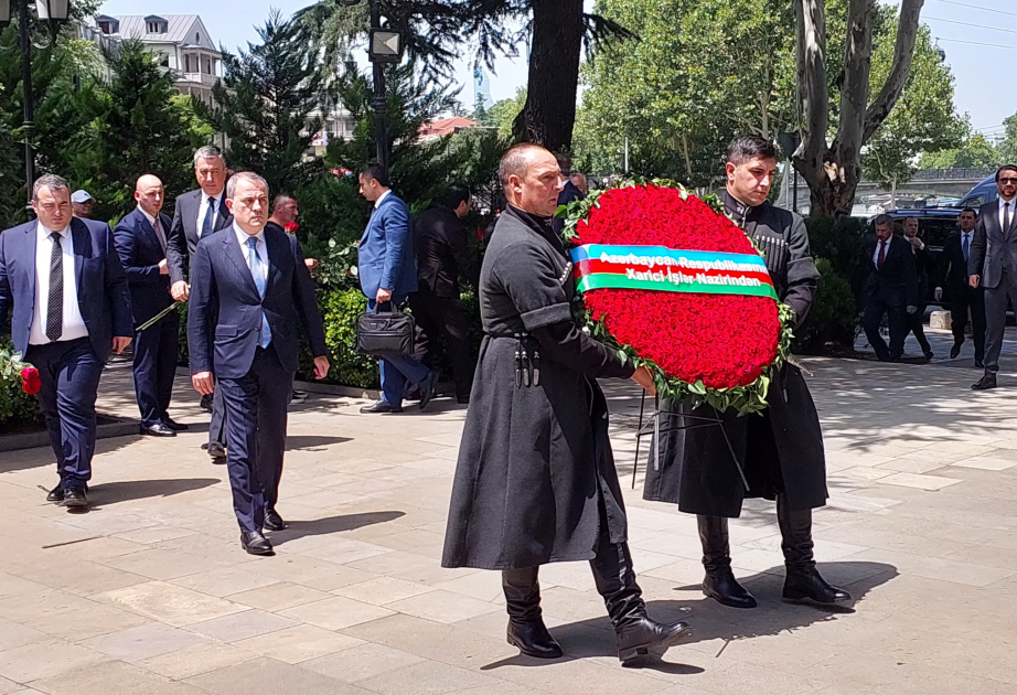 Azerbaijani Foreign Minister visits monument to National Leader Heydar Aliyev in Tbilisi