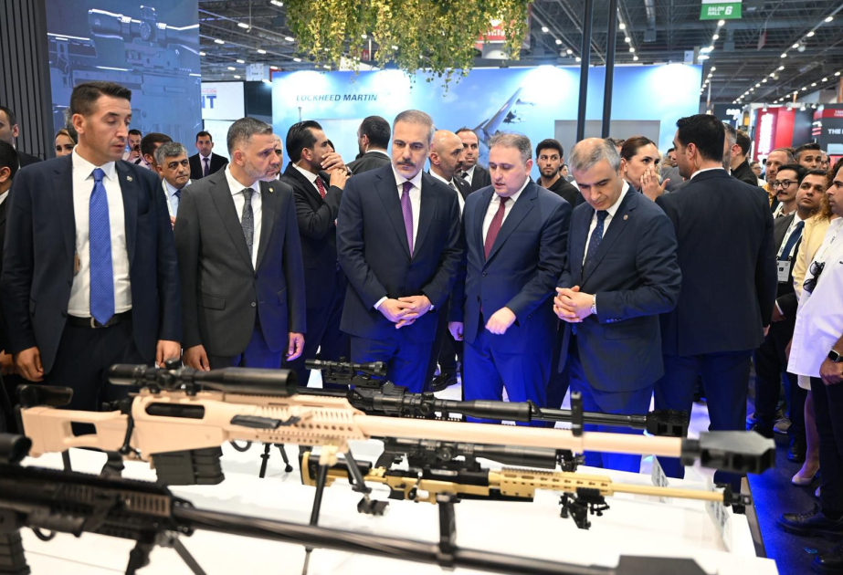 وزير الخارجية التركي يتفقد جناح أذربيجان بمعرض أيديف 2025م للصناعات الدفاعية