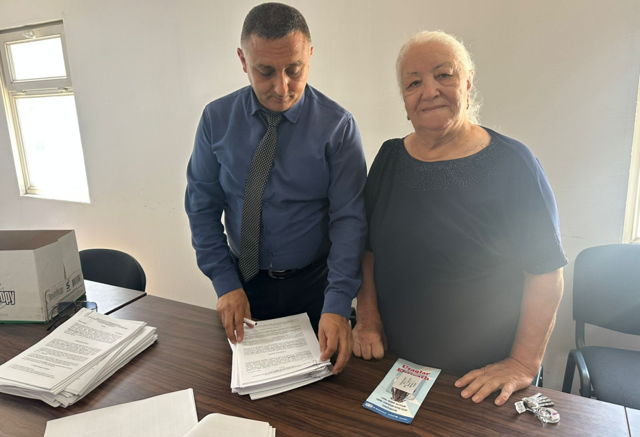 تقديم مفاتيح البيوت إلى العائلات التي أعيدت اليوم إلى جبرائيل المحررة من الاحتلال الأرميني