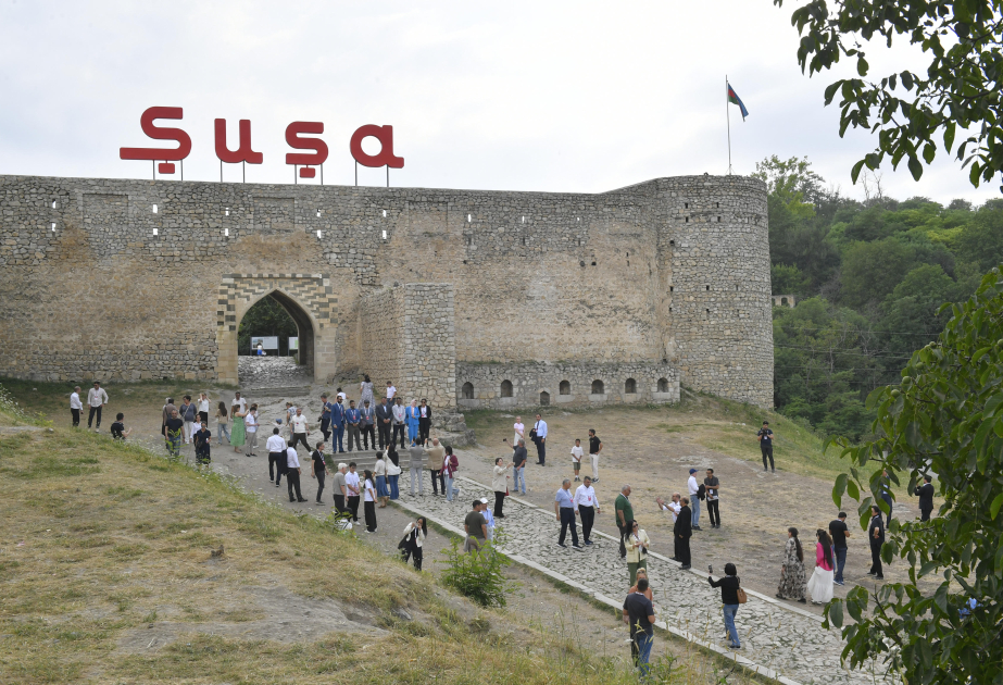 舒沙全球媒体论坛与会人员参观舒沙市历时古迹