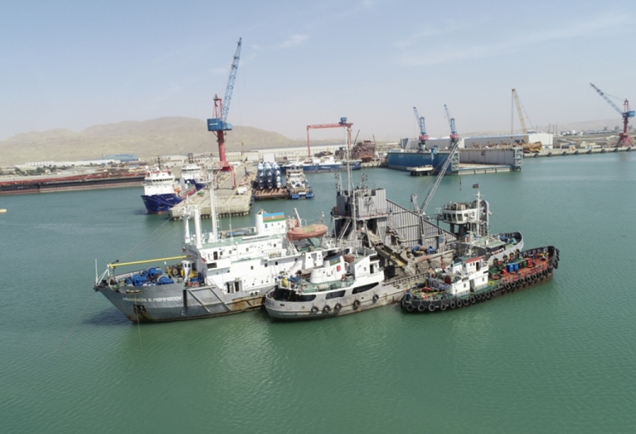 ASCO vessels carry out dredging operations in harbour area of Baku Shipyard