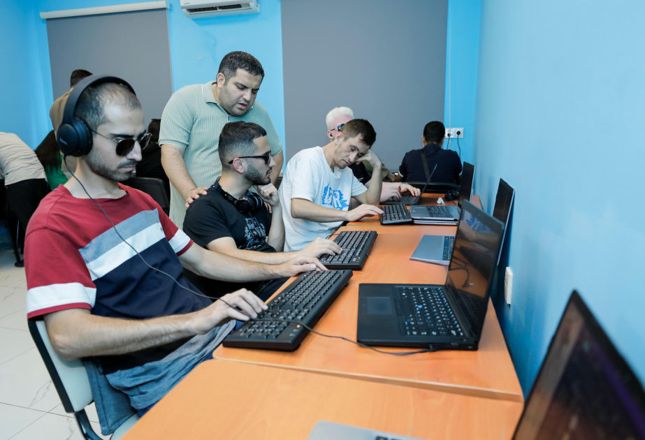 Gözdən əlilliyi olan şəxslər üçün növbəti peşə kursuna başlanıb