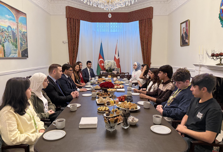 “YAŞAT” summer school students visit Azerbaijani Embassy in London