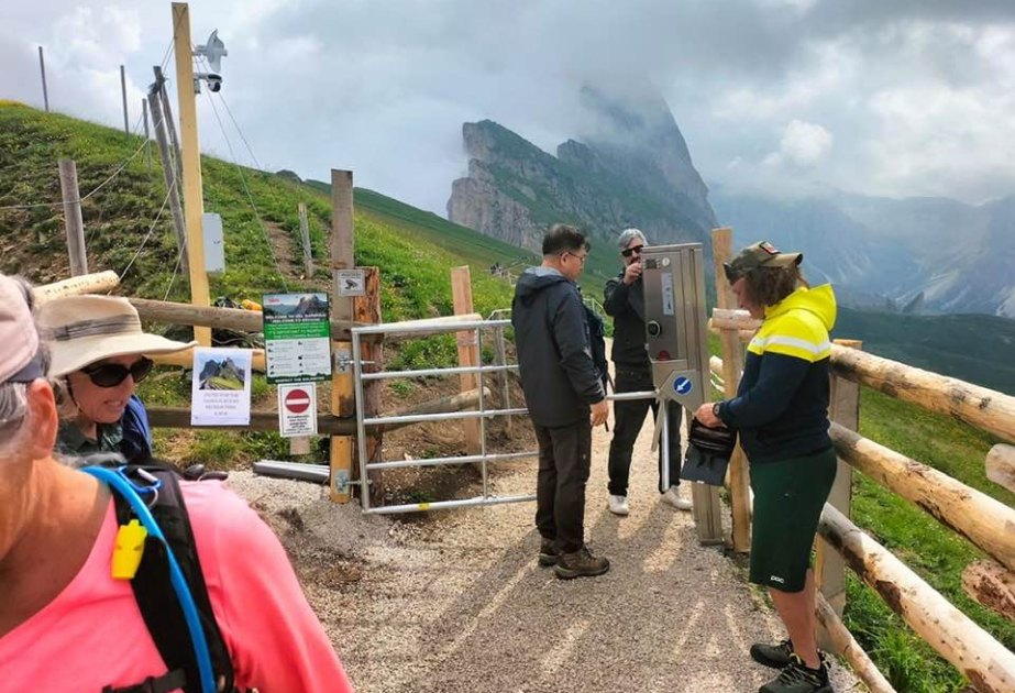 İtaliyanın şimalındakı Dolomitlərin sakinləri dağ yollarında turniket quraşdırıblar