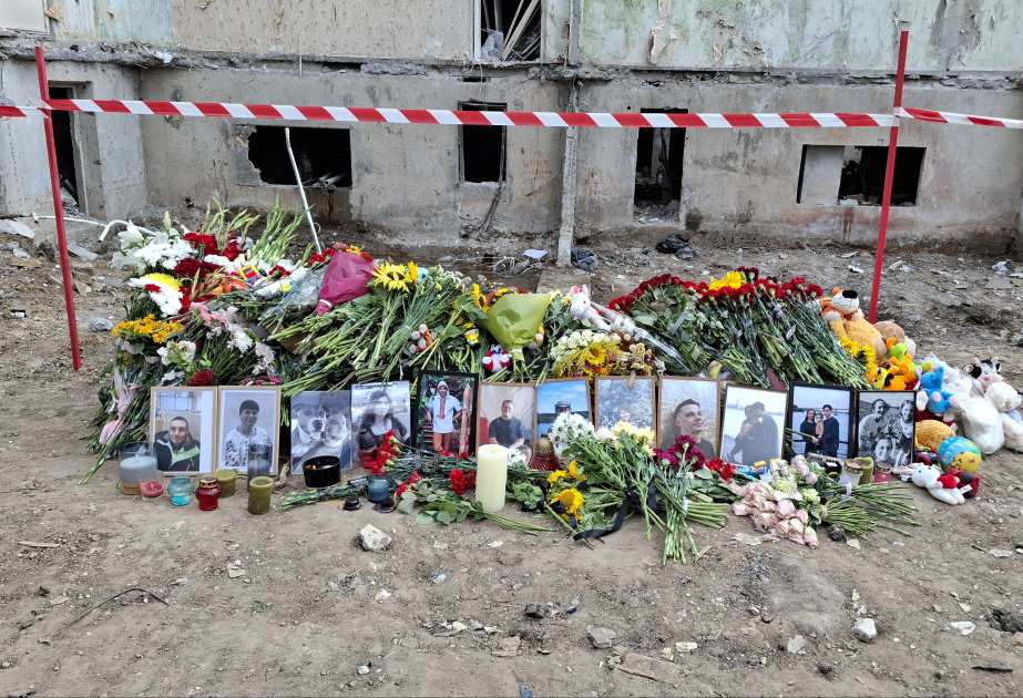 L’AZERTAC présente un reportage depuis un immeuble de plusieurs étages touché par une roquette à Kiev