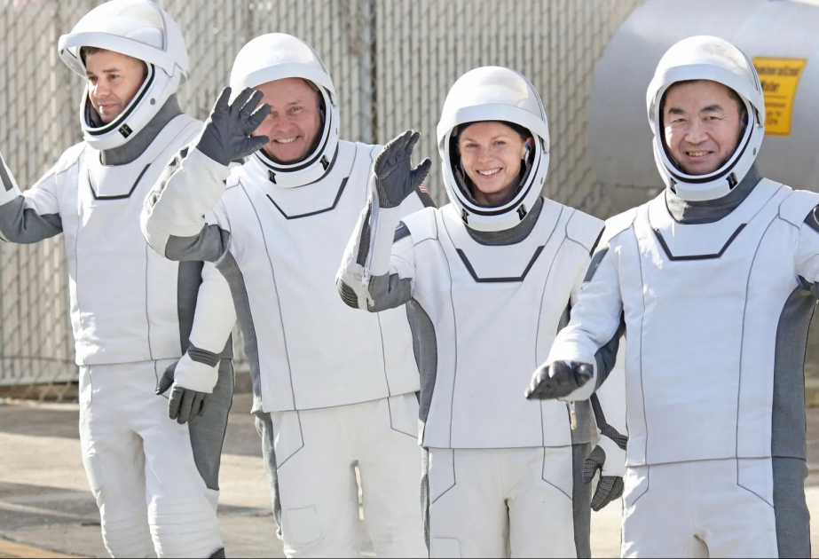 Astronauten mit Granatapfelkernen im Gepäck ins All gestartet