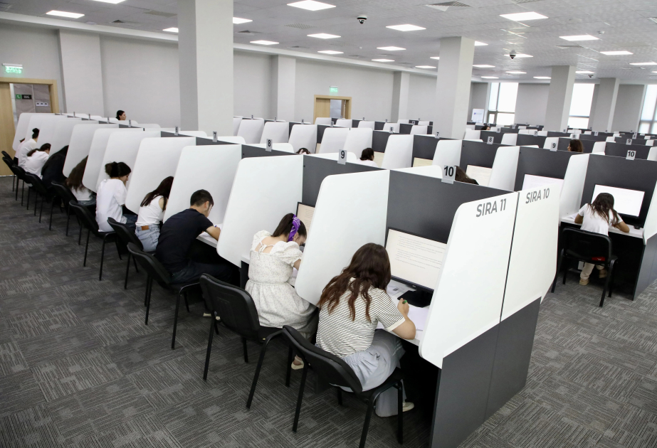Jurnalistika ixtisasına qəbul olmaq istəyən abituriyentlər qabiliyyət imtahanı veriblər