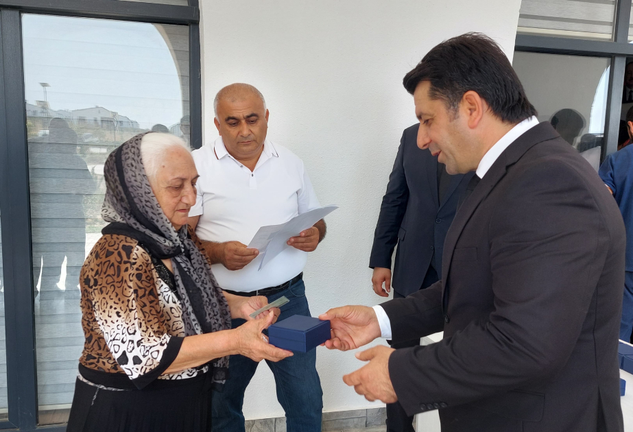 又58户搬至阿格达姆 Khydyrly 村的家庭拿到了房屋钥匙