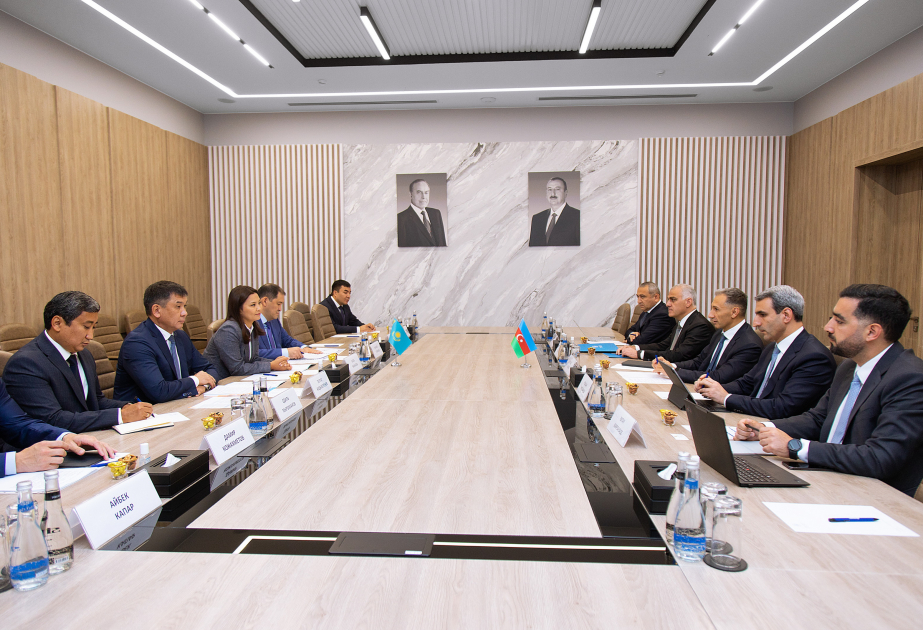 أذربيجان وكازاخستان تناقشان تطوير الممر الأوسط