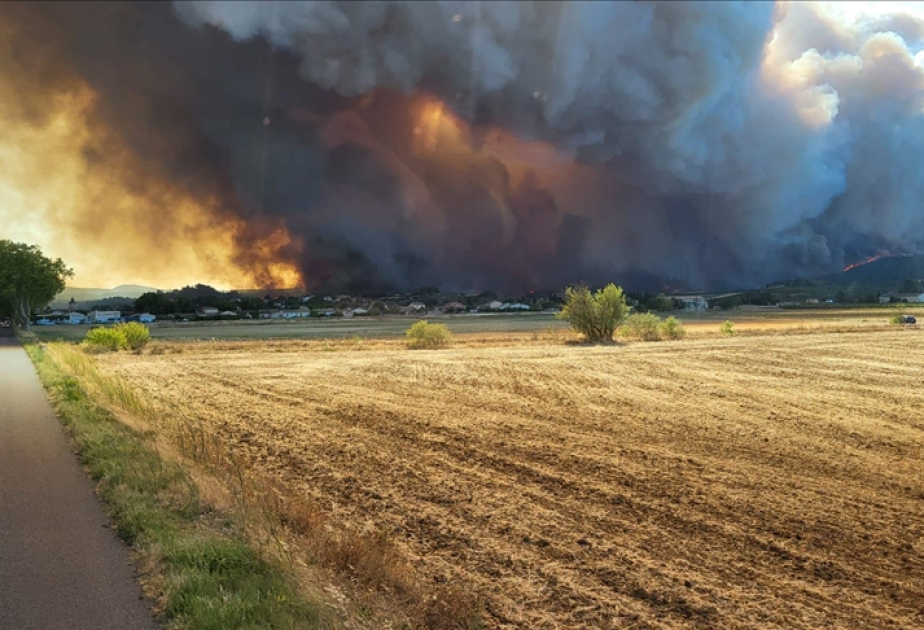 France / incendie dans l’Aude : les pompiers espèrent fixer le feu dans la journée