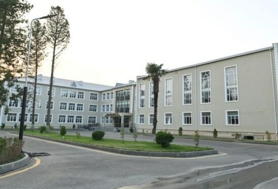 巴库 10 学校正在进行建设和大规模修缮
