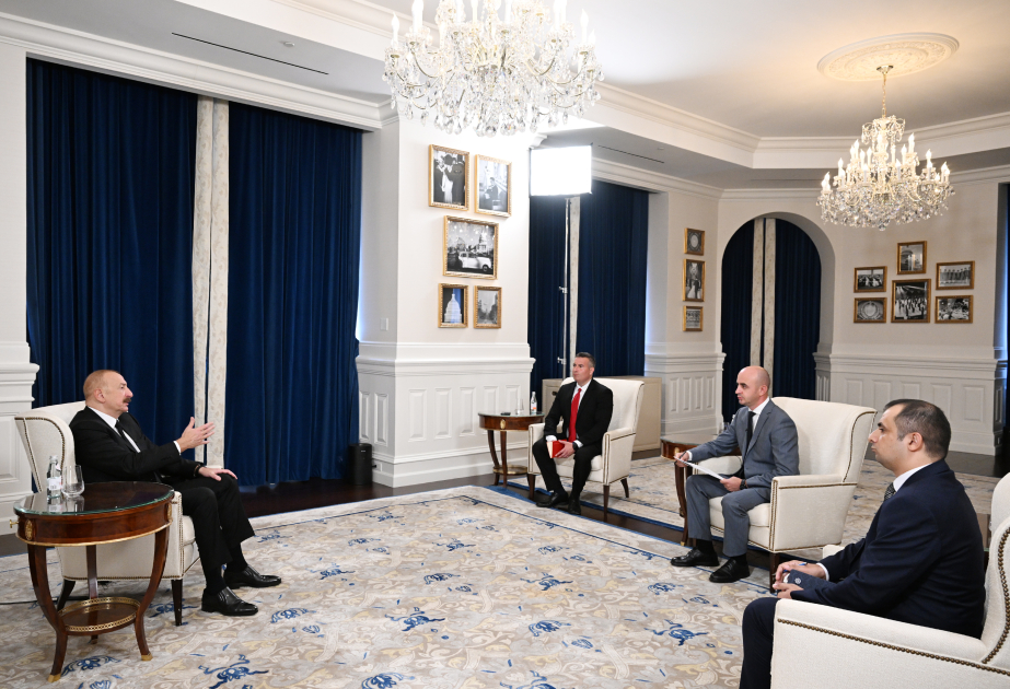 El Presidente Ilham Aliyev concedió una entrevista a representantes de los medios de comunicación azerbaiyanos en Washington