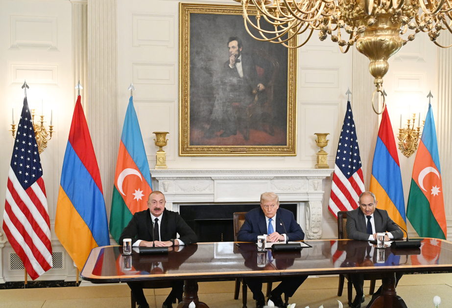 El Presidente de Azerbaiyán, Ilham Aliyev, hace una declaración a la prensa en la Casa Blanca