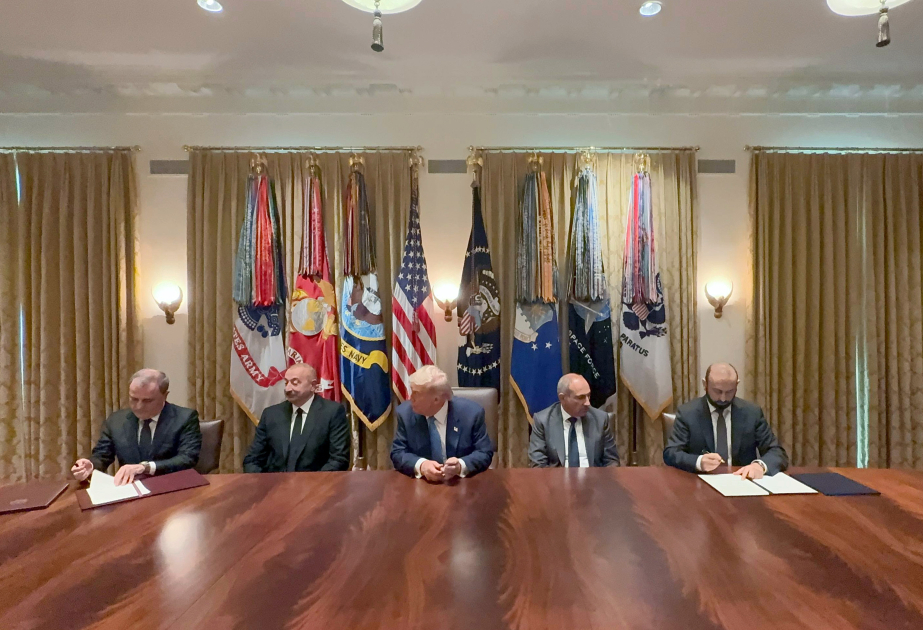 阿塞拜疆和亚美尼亚两国外交部长草签了和平协议草案，并签署了一份致欧安组织轮值主席国的联合呼吁书