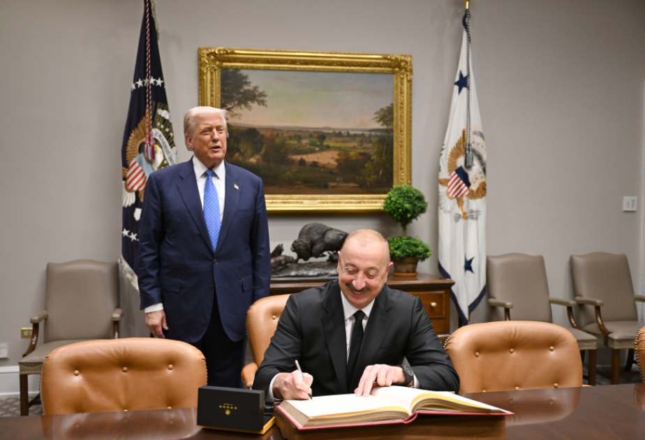 总统伊利哈姆·阿利耶夫在其官方社交媒体平台上发布其访美的相关信息