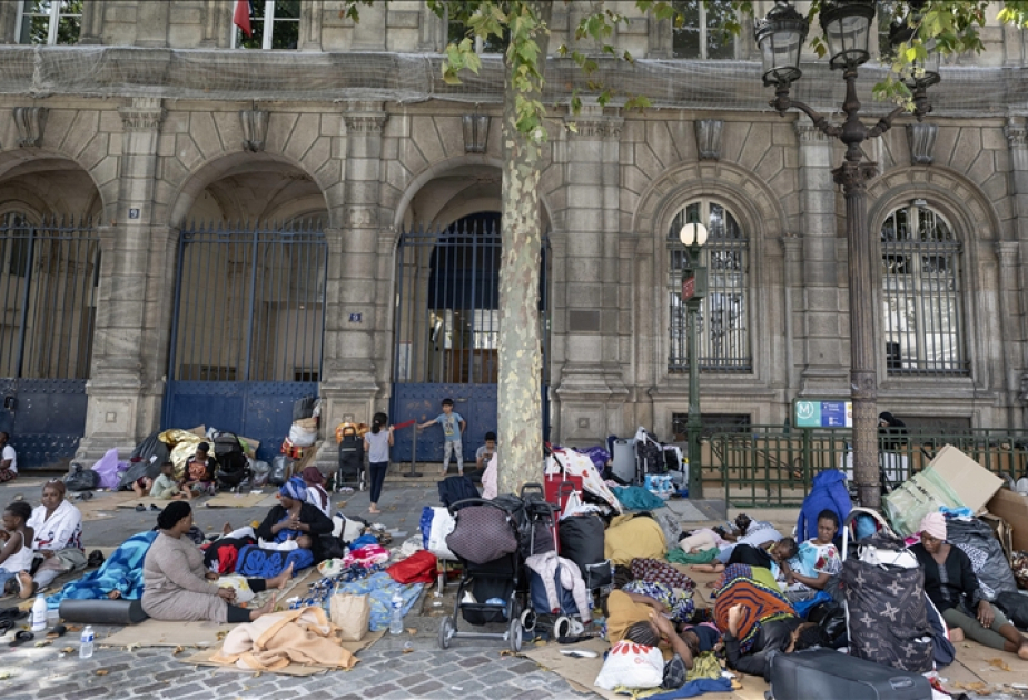 France : Les migrants installés devant l’Hôtel de Ville de Paris évacués après une semaine de mobilisation