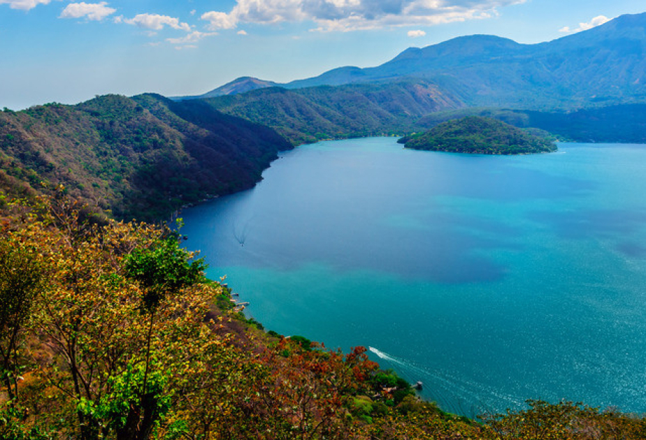 Pollution-fed aquatic weed overruns El Salvador's largest reservoir