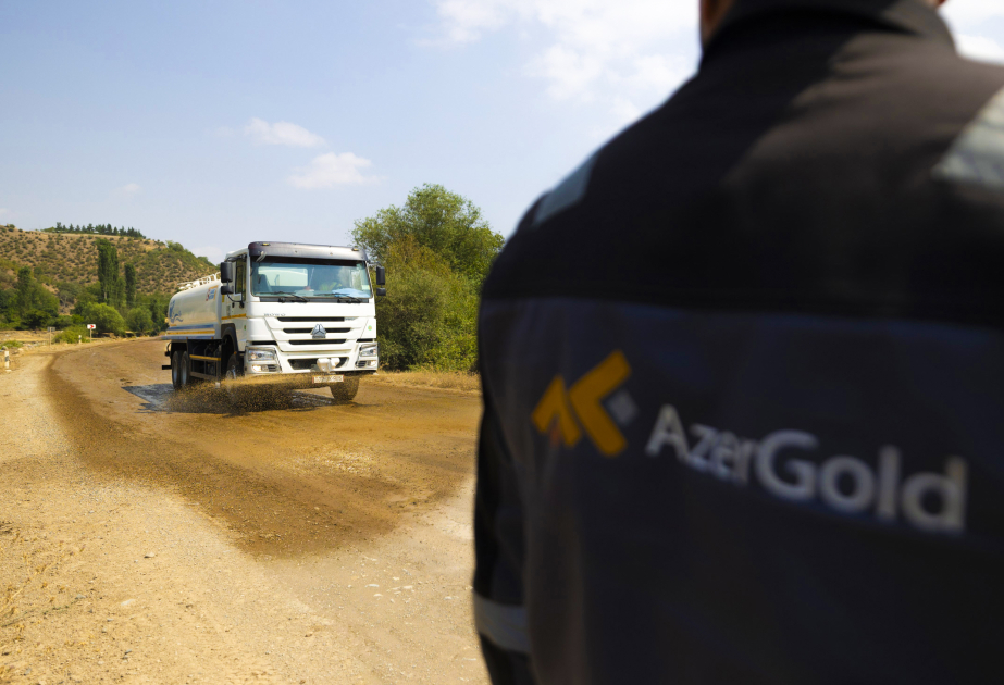 AzerGold реализовало экологическую инициативу по контролю пылеобразования на дорогах