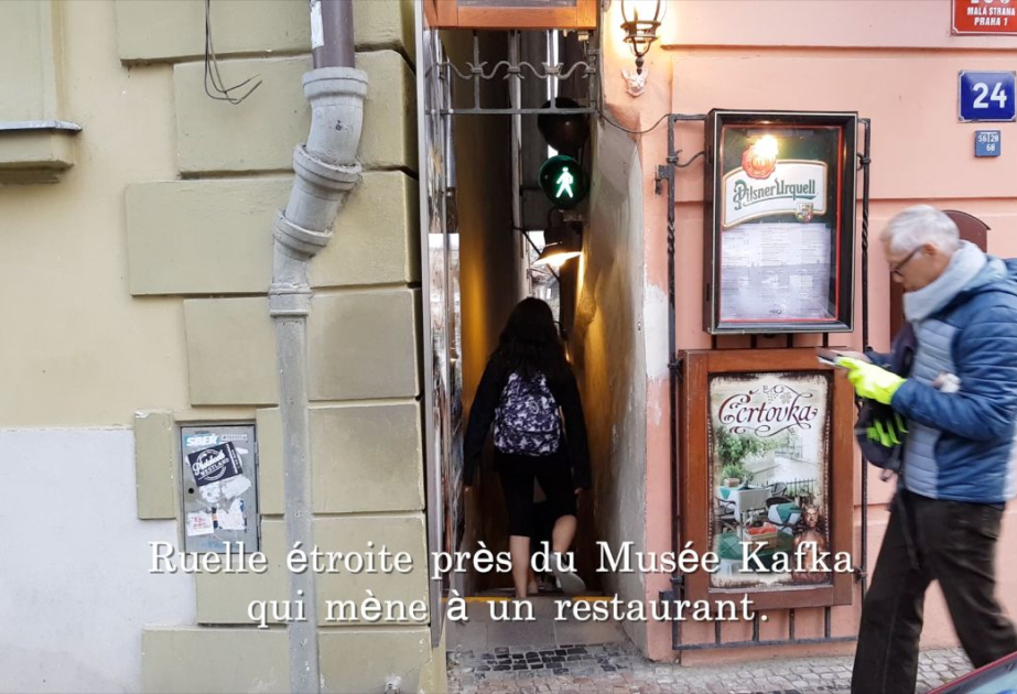 La ruelle la plus étroite de Prague régulée par un feu piéton VIDEO