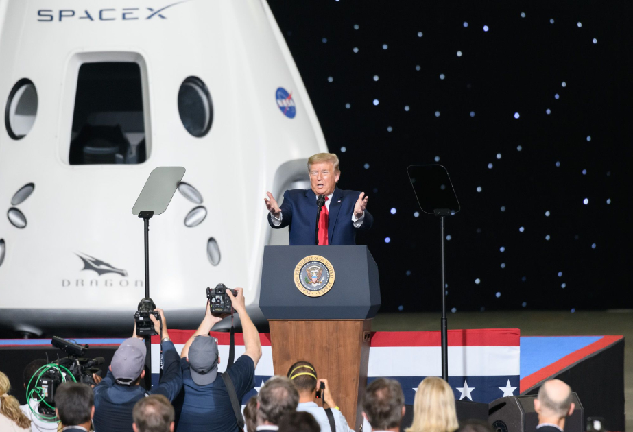 Trump signe un décret visant à rationaliser la réglementation et à promouvoir la compétitivité de l'industrie spatiale commerciale