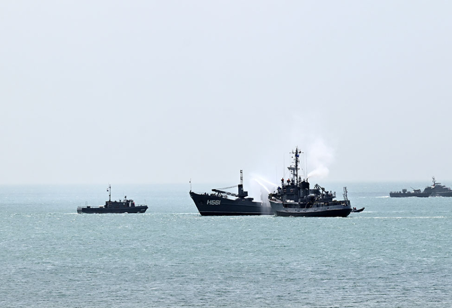   阿塞拜疆海军举行实弹射击战术演习