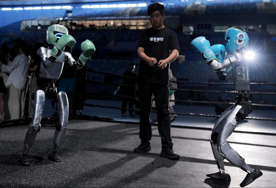 China: Weltweit erster Sportwettbewerb für humanoide Roboter in Peking eröffnet