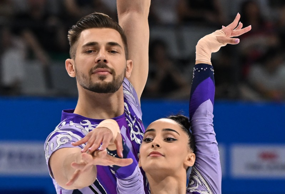 Gimnastas aeróbicos azerbaiyanos se cuelgan medallas en los Juegos Mundiales