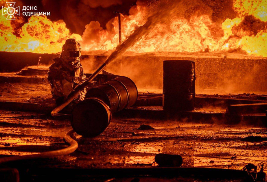 El ejército ruso lanzó un ataque masivo con drones en la región de Odesa y se produce un incendio en las instalaciones de SOCAR
