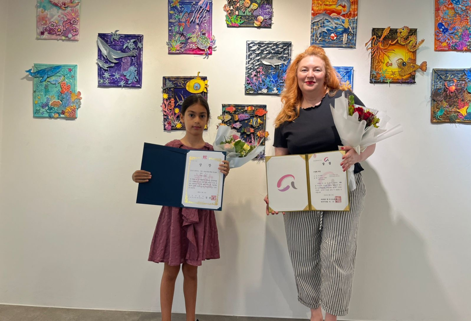 Las obras de la joven artista azerbaiyana fueron premiadas en una exposición en Corea