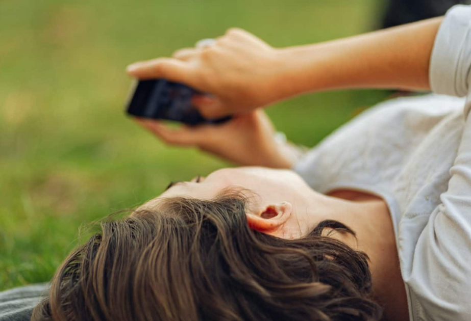 Just one hour a day of social media scrolling on your smartphone can cause eyestrain