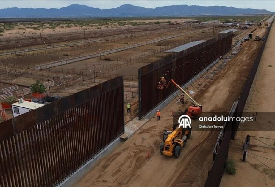 L'administration américaine peint en noir les murs à la frontière mexicaine pour contrer les intrusions illégales