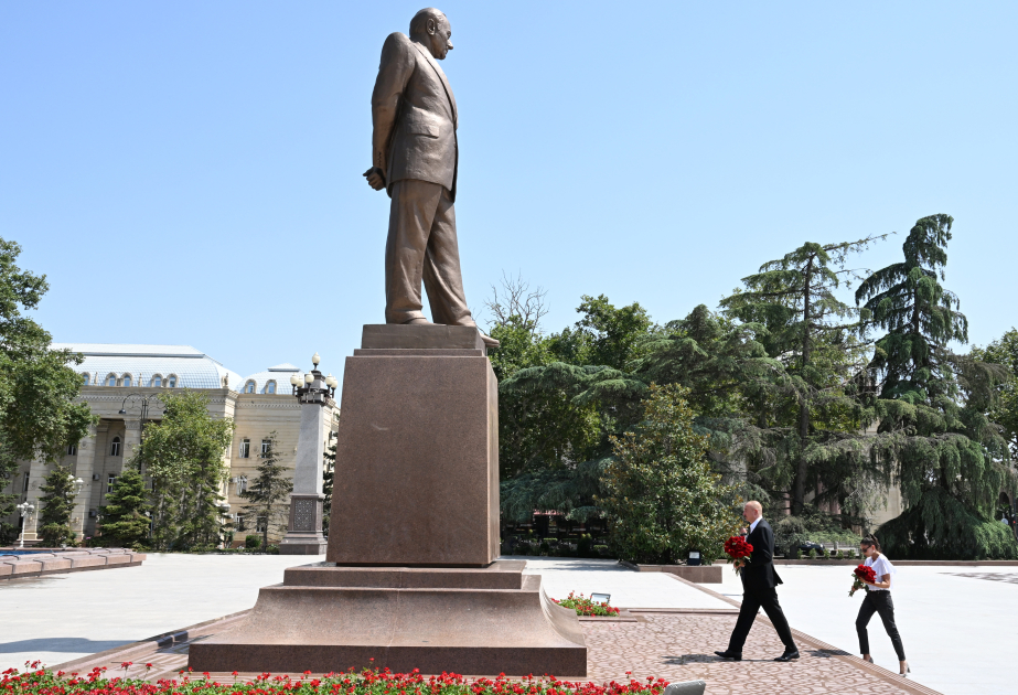 Le président Ilham Aliyev et la première dame Mehriban Aliyev se déplacent dans la ville de Gandja MIS A JOUR VIDEO