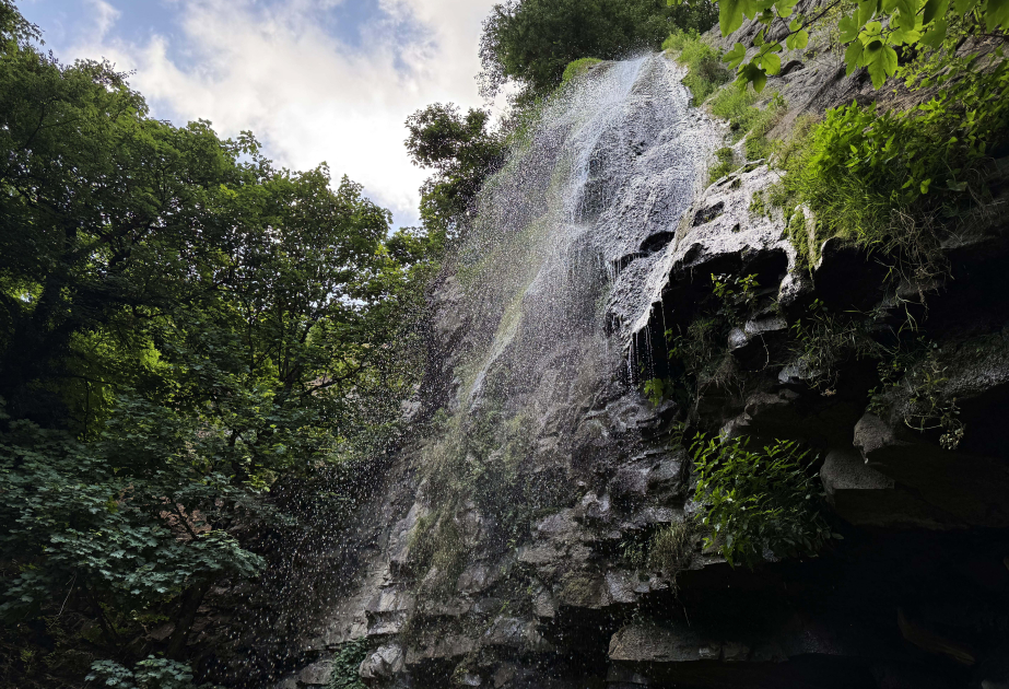 Takdam Waterfall: The Natural Beauty of Yardimli district VIDEO