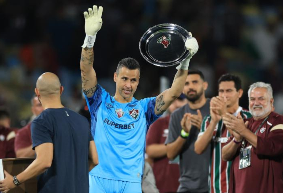 Fluminense keeper breaks Shilton appearance record