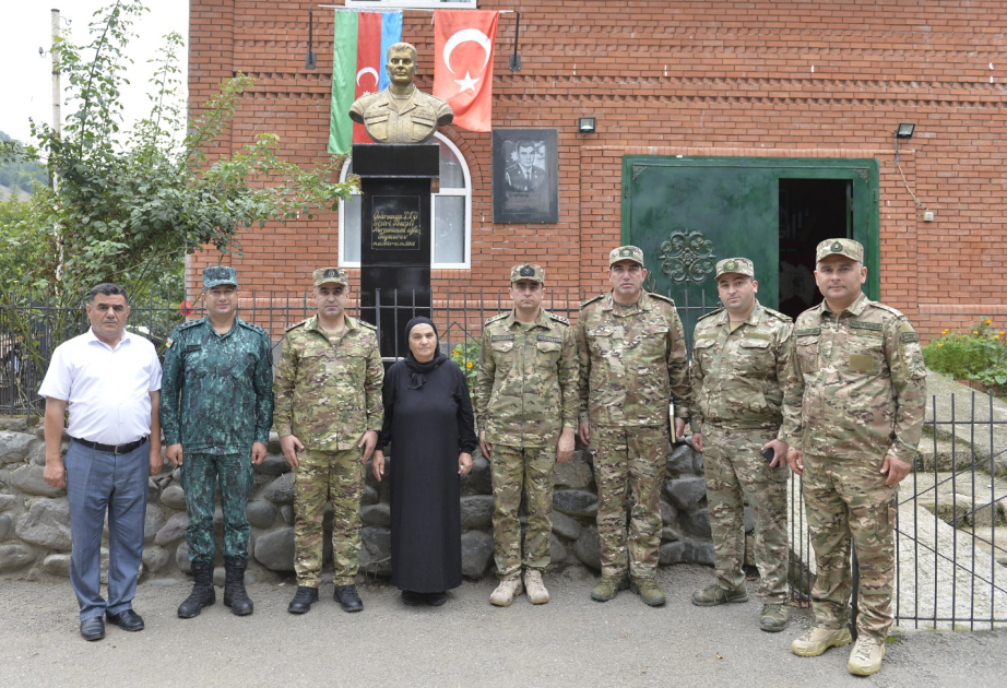 Hərbi prokuror şəhidin ailə üzvləri ilə görüşüb