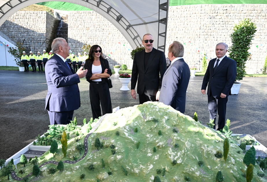 Prezident İlham Əliyev və birinci xanım Mehriban Əliyeva Toğanalı-Kəlbəcər-İstisu avtomobil yolunda görülən işlərlə tanış olublar YENİLƏNİB  VİDEO