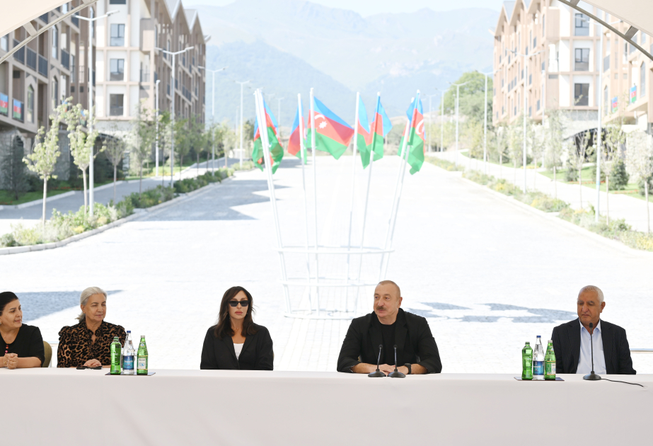 Präsident Ilham Aliyev trifft sich mit Bewohnern von Kelbadschar und überreicht Wohnungsschlüssel AKTUALISIERT VIDEO