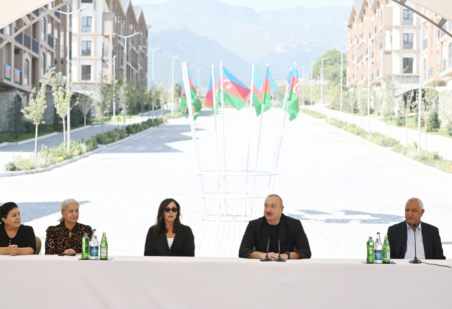 Ilham Aliyev rencontre les habitants de la ville de Kelbedjer et leur remet les clés de leurs maisons
